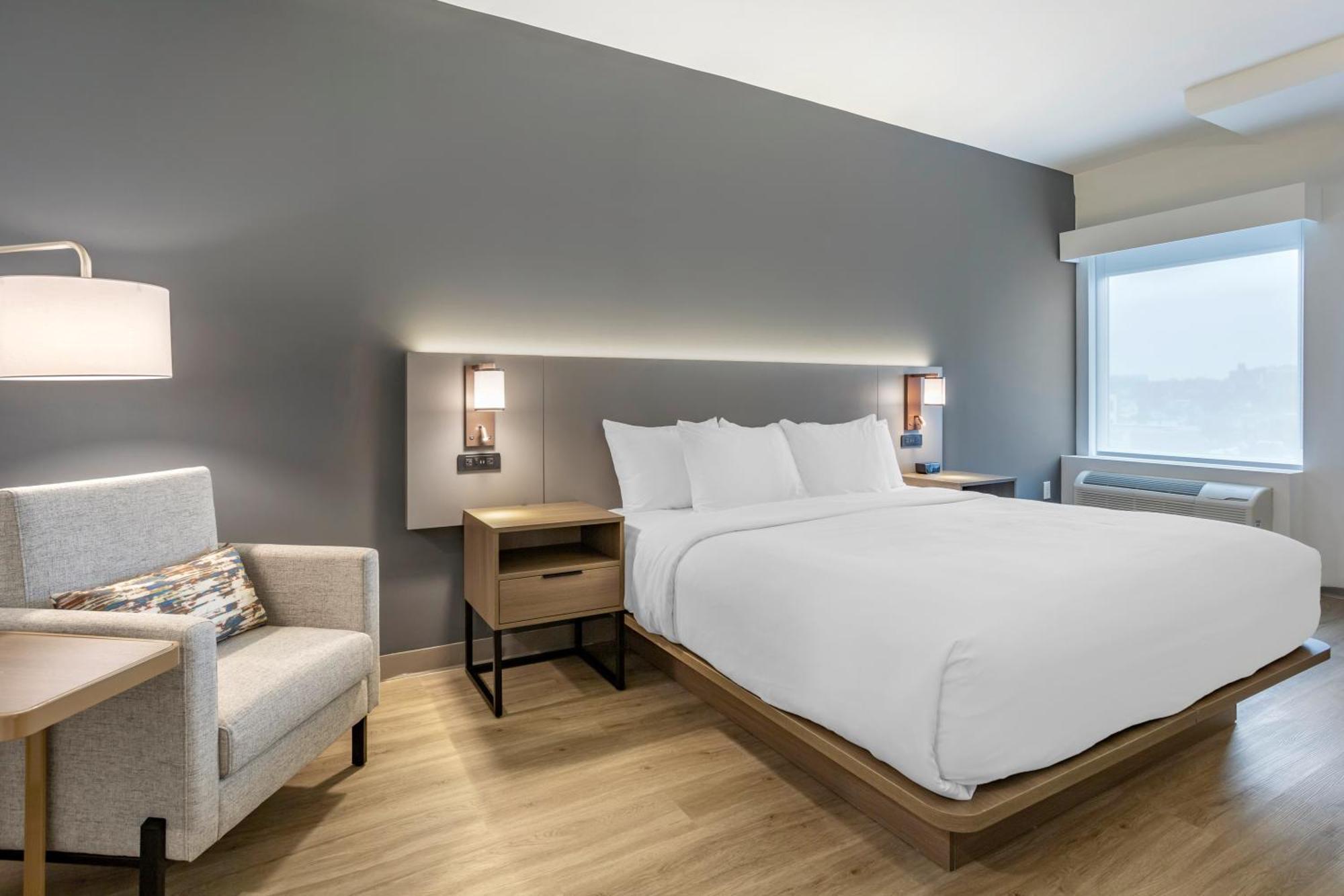Comfort Inn & Suites Newark Liberty International Airport Exterior photo