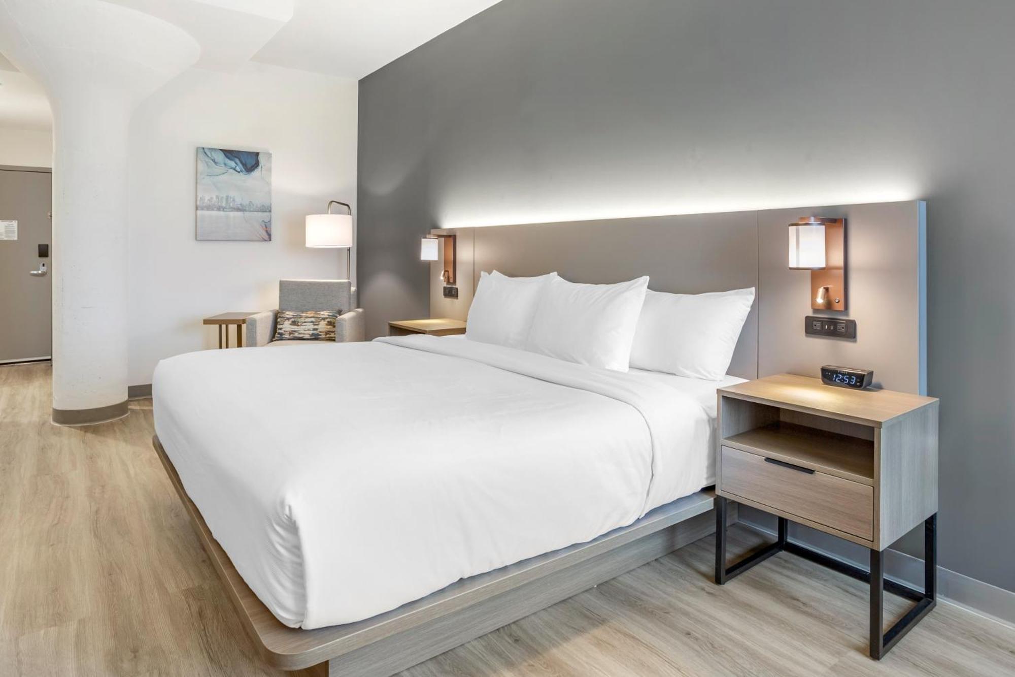 Comfort Inn & Suites Newark Liberty International Airport Exterior photo