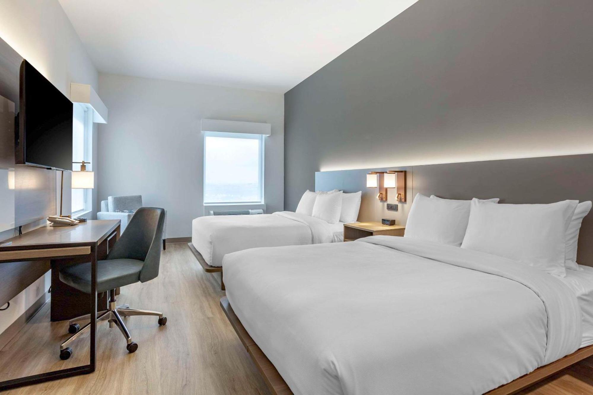 Comfort Inn & Suites Newark Liberty International Airport Exterior photo