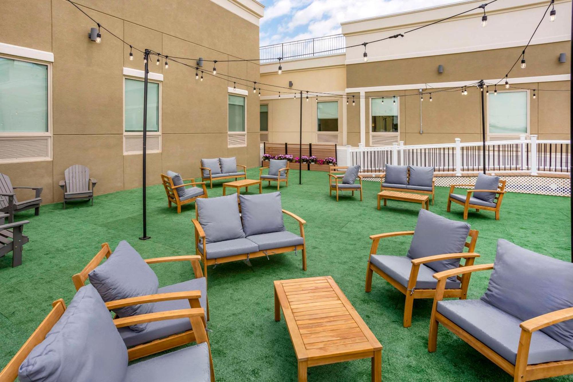 Comfort Inn & Suites Newark Liberty International Airport Exterior photo