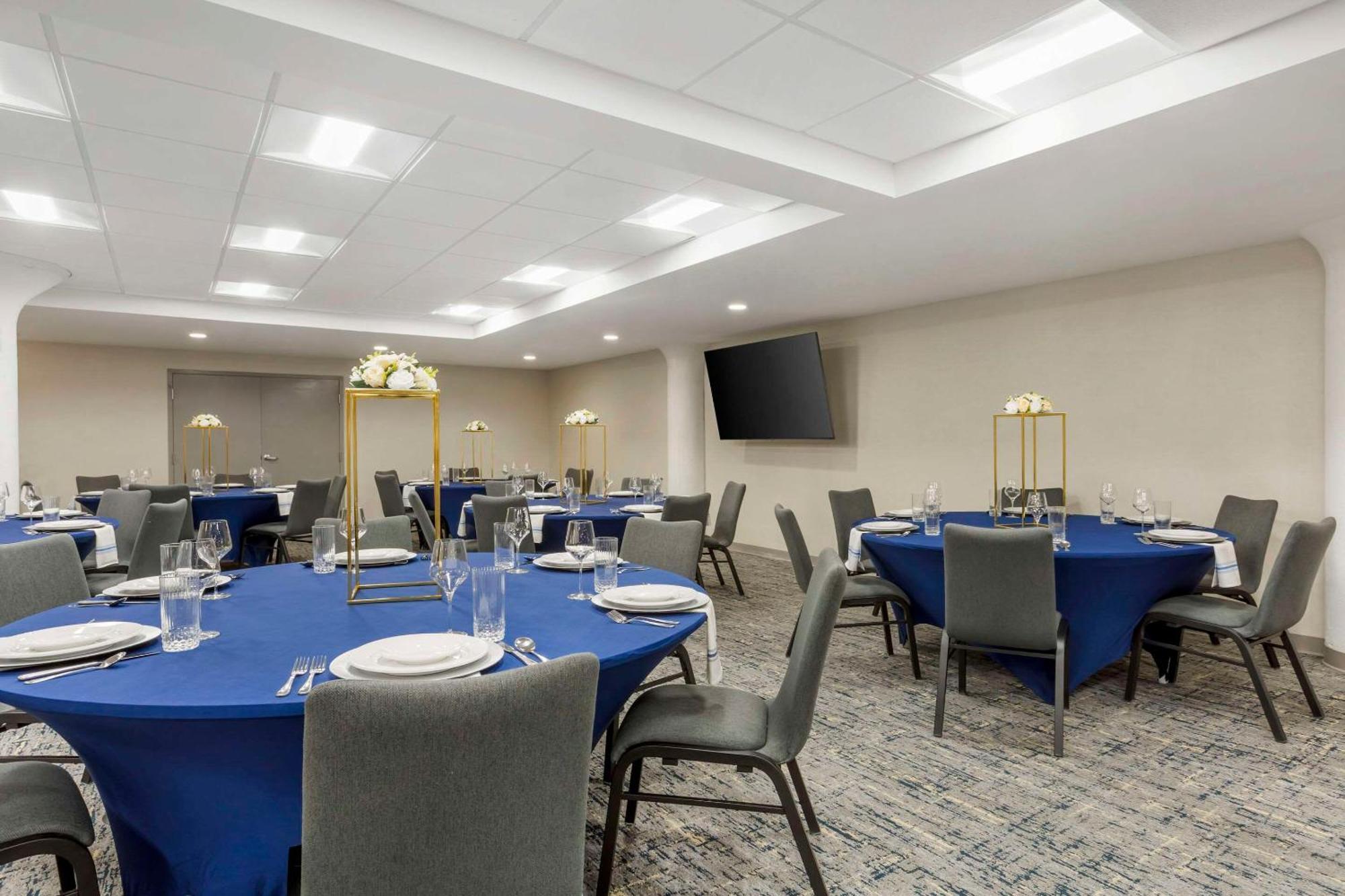 Comfort Inn & Suites Newark Liberty International Airport Exterior photo